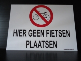 Kunststof bord met opdruk "HIER GEEN FIETSEN PLAATSEN" Art.nr.0022
