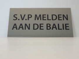 RVS deurplaatje, opschrift "SVP MELDEN AAN DE BALIE" 18x9cm