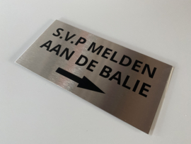 RVS deurplaatje, opschrift "SVP MELDEN AAN DE BALIE"  + pijl rechts 18x9cm