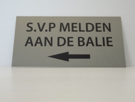 RVS deurplaatje, opschrift "SVP MELDEN AAN DE BALIE"  + pijl links 18x9cm