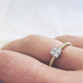Excellent Jewelry Gedraaide Geelgouden Ring met 0,18 crt. Diamant