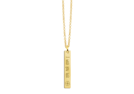 Names4ever Verticale Gouden Bar Ketting Hanger met Klavertje en Gravure