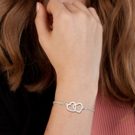 Kerst Sieraden | Armband met Twee Opengewerkte Hartjes van Zilver