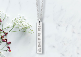 Verticale Bar Ketting Hanger met Gravure en Hart > Names4ever