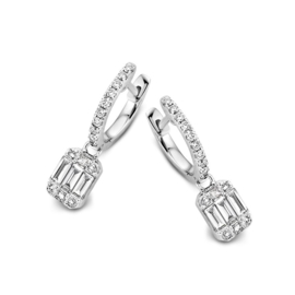 Excellent Jewelry Witgouden Creolen met Emerald-vormige Diamant Hanger