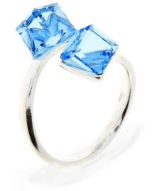 Zilveren Ring met Dubbele Lichtblauwe Glaskristallen Kubus van Spark