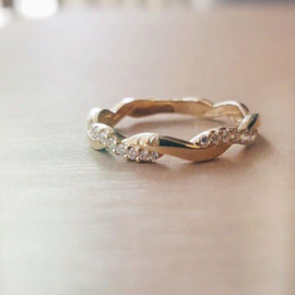 Excellent Jewelry Geelgouden Gedraaide Ring met Diamanten