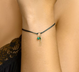 Groene Gevlochten Armband met Gouden Decoraties