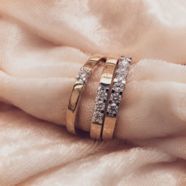 Excellent Jewelry Vlakke Geelgouden Ring met Drie Diamanten