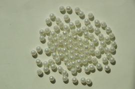 Witte kunststof parels, mix van 4,6 en 8 mm (PK-053A-ZN)