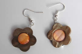 Oorbellen van parelmoer schelp:  bruine bloem met oranje hart (OBF-009)