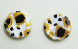 Grote platte parelmoer schelpkralen, wit met oker en zwart (S-010-PH)