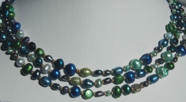 Ketting van zoetwaterparels in blauw- en groennuances (ZWPK-05)