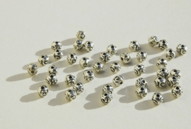 Rond bewerkte  kralen van Tibetaans zilver 5x6mm (M-008-PH)