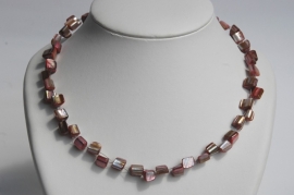 Ketting van schelpbrokjes in rose met natuurtinten (KS-02)