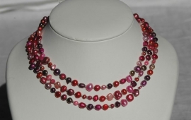 Ketting van zoetwaterparels in rose-rood-paars (ZWPK-001)