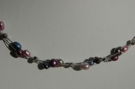 Gevlochten ketting van zoetwaterparels in amethyst blauw creme nuances (ZWPK-010)