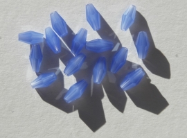 Langwerpige facet bicones in middenblauw kristalglas (F-046-SF)