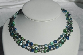 Ketting van zoetwaterparels in blauw- en groennuances (ZWPK-05)