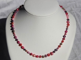 Korte ketting van zoetwaterparels in rose-rood-paars (ZWPK-006)