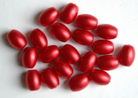 Ovaalvormige parels in rood met satijnglans (P78BK)