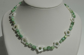 Ketting van schelpblokjes in groen met parelmoer bloempjes! (KS-006)