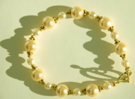 Parel-armband in champagne met gouden kraalkapjes (AB-07)