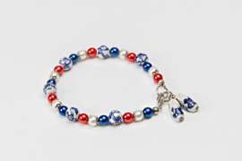 Delftsblauw armbandje met rood-wit-blauwe pareltjes