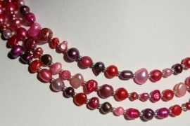 Ketting van zoetwaterparels in rose-rood-paars (ZWPK-001)