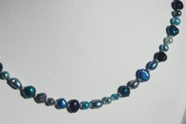 Korte ketting van zoetwaterparels in blauwnuances (ZWPK-002)