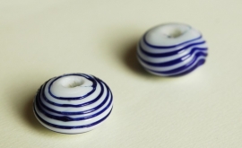 Grote witte glaskralen met blauwe spiralen (GK-016-BK)