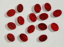 Platte parelmoerkralen in rood met zwarte streepjes (S-009-PH). Beauties!!