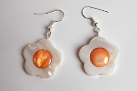 Oorbellen van parelmoer schelp: ivoor bloem met oranje hart (OBD-010)