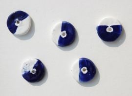 Platte ronde keramiek kralen in blauw-wit (GK-011-SF)