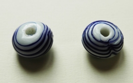 Grote witte glaskralen met blauwe spiralen (GK-016-BK)