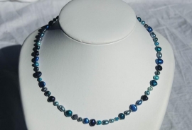 Korte ketting van zoetwaterparels in blauwnuances (ZWPK-002)