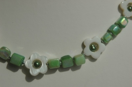 Armband van schelpblokjes in groen met parelmoer bloempjes (AB-022)