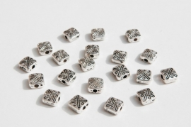 Platte vierkante bewerkte kralen Tibetaans Zilver (M-007-PH)