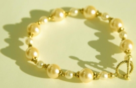 Parel-armband in champagne met gouden kraalkapjes (AB-07)