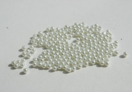 Kleine glaspareltjes in wit, 4 mm (P-146)