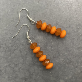 Zomerse lichtgewicht oorbellen in amber en oranje