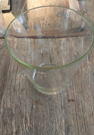 Glazen vaas rond 19 cm doorsnee x 20 cm hoog ( onder 13 cm doorsnee) showmodel