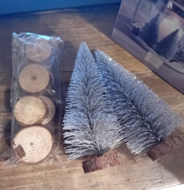 kerstboompjes 2 stuks plus stammetjes (leuk om mee te decoreren)