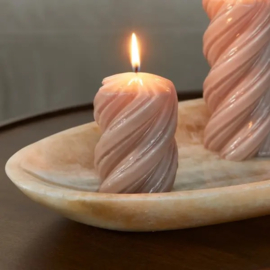 RIVIÈRA MAISON - Twisted Pillar Candle pink 6,5x9 - 573230