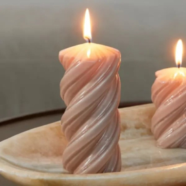 RIVIÈRA MAISON - Twisted Pillar Candle pink 6,5x14 - 573240
