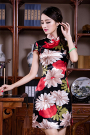 Bijzonder mooi chinees jurkje zwart met grote kleurrijke bloemen