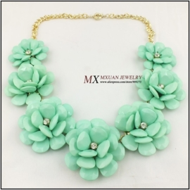 Prachtige grote statement ketting met 7 turquoise rozen