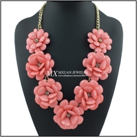 Prachtige grote statement ketting met 7 roze rozen