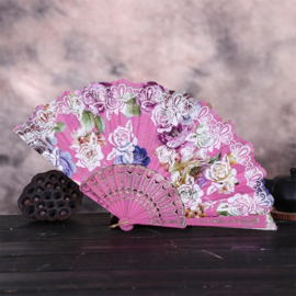 Prachtige handwaaier van stof met grote bloemen roze