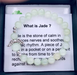 Prachtige armband van geslepen 8 mm Jade  kralen en Beschermengeltje in geschenkdoosje